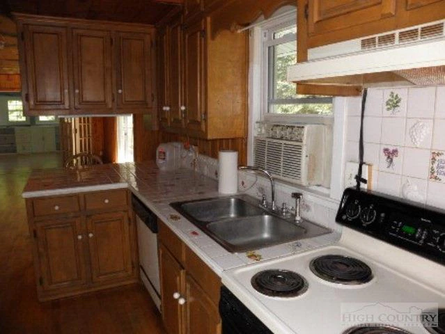 Image number 7 for the current listing