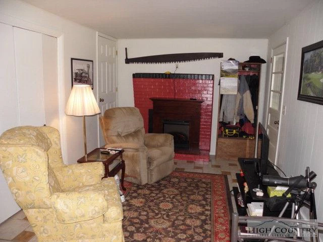 Image number 19 for the current listing