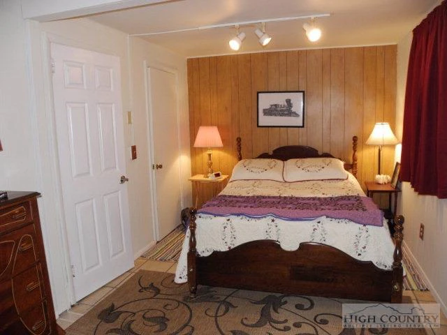 Image number 15 for the current listing