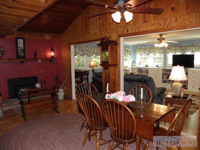 Image number 8 for the current listing