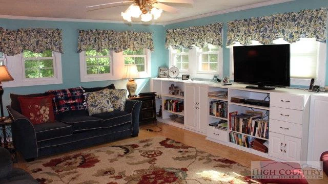 Image number 5 for the current listing