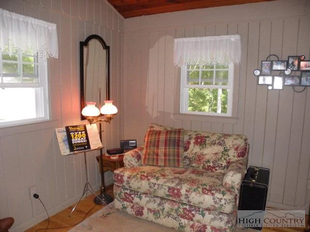 Image number 27 for the current listing