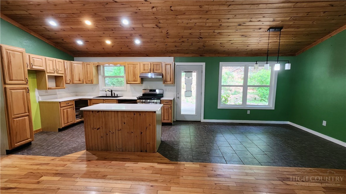 Image number 11 for the current listing