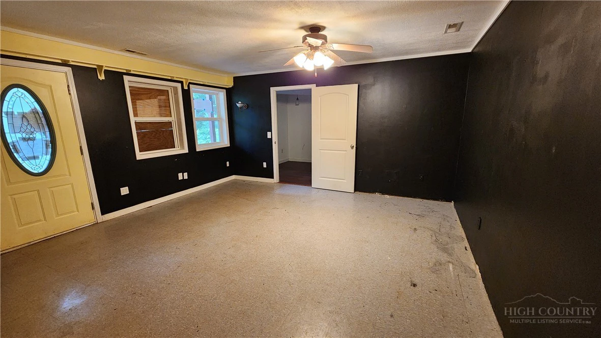 Image number 17 for the current listing