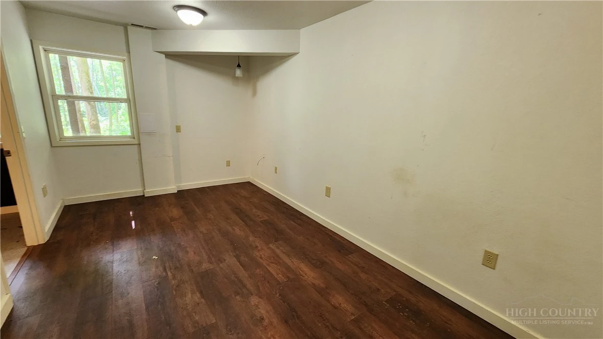 Image number 19 for the current listing