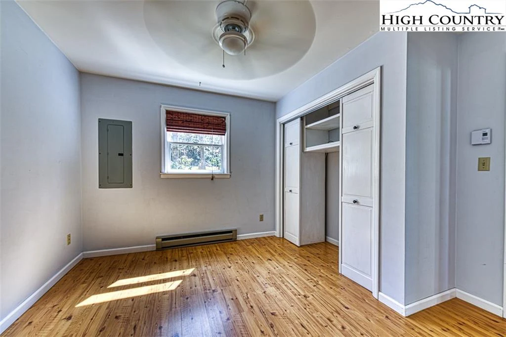 Image number 9 for the current listing
