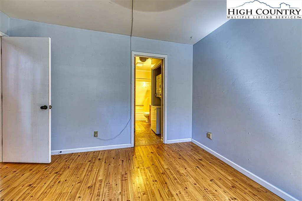 Image number 11 for the current listing
