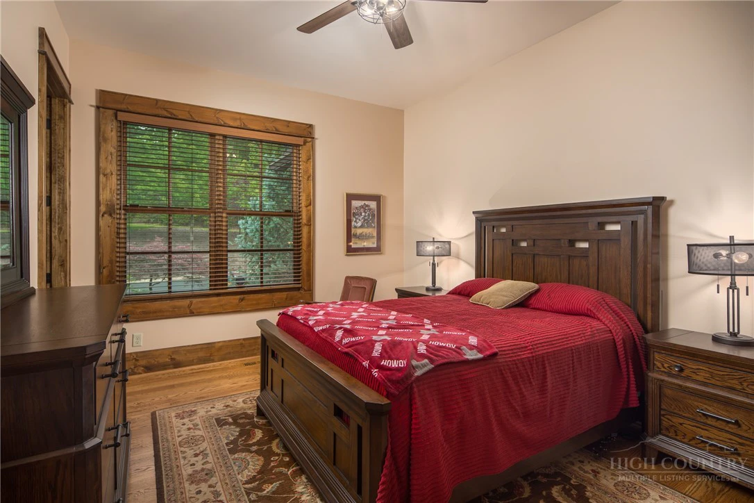Image number 4 for the current listing