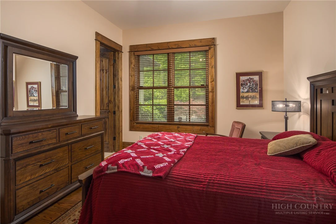 Image number 5 for the current listing