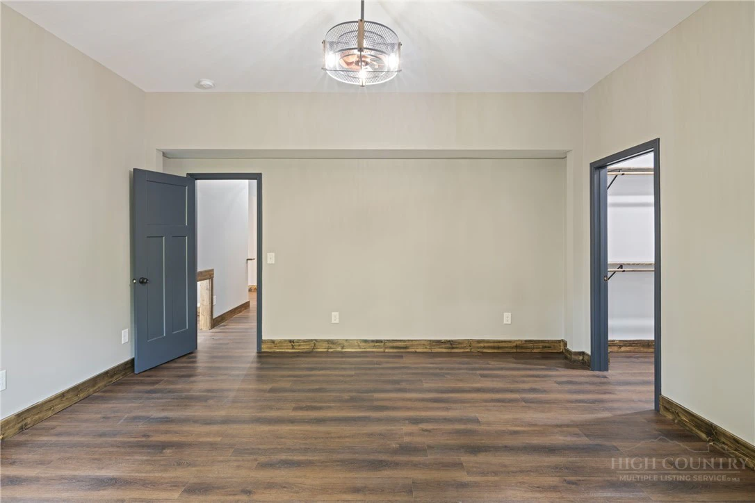 Image number 5 for the current listing