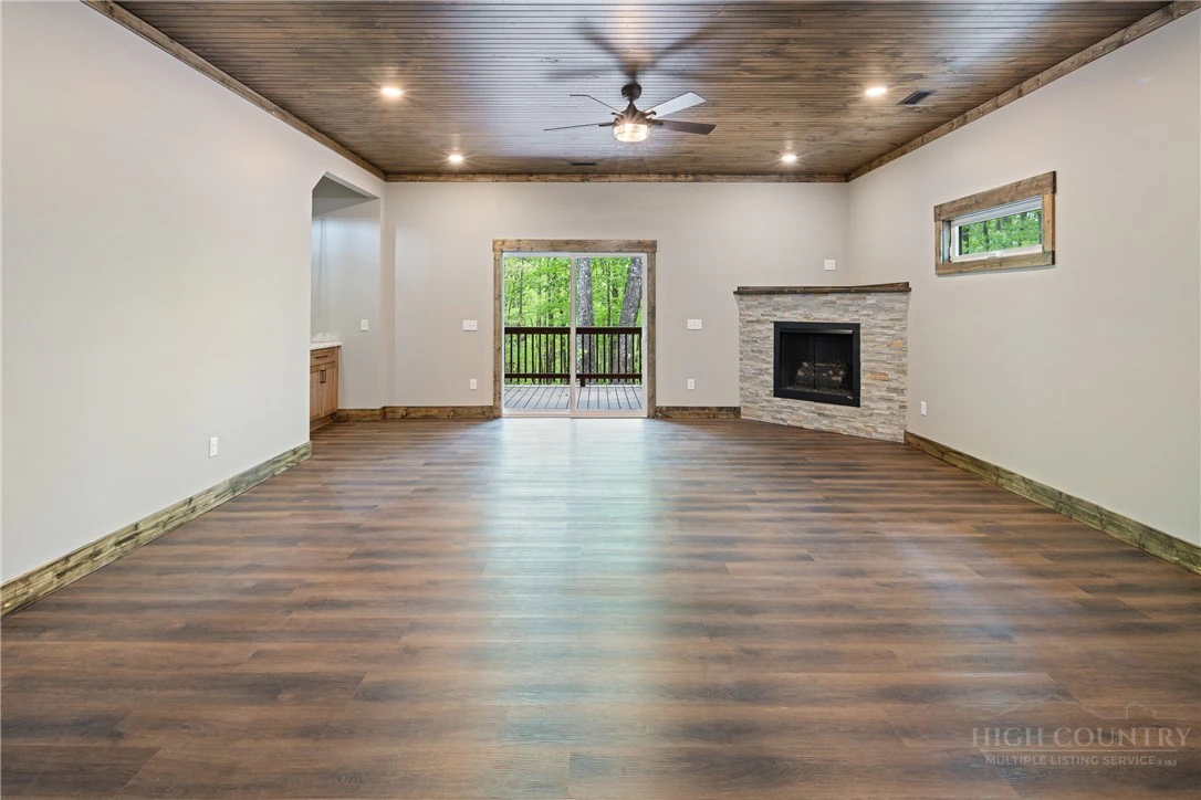 Image number 9 for the current listing