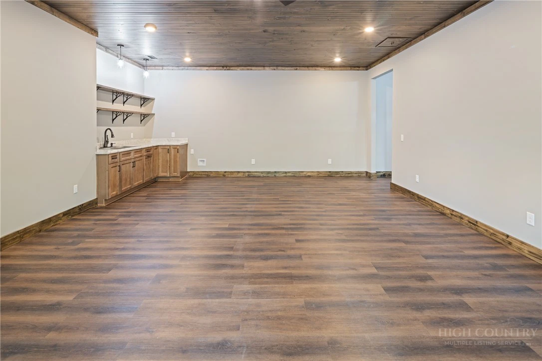 Image number 10 for the current listing