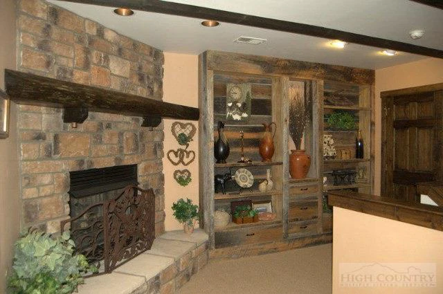 Image number 19 for the current listing