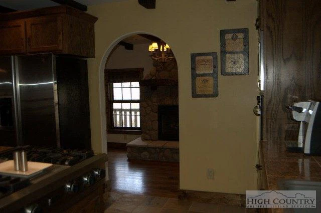 Image number 15 for the current listing