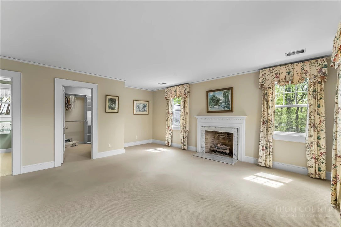 Image number 4 for the current listing