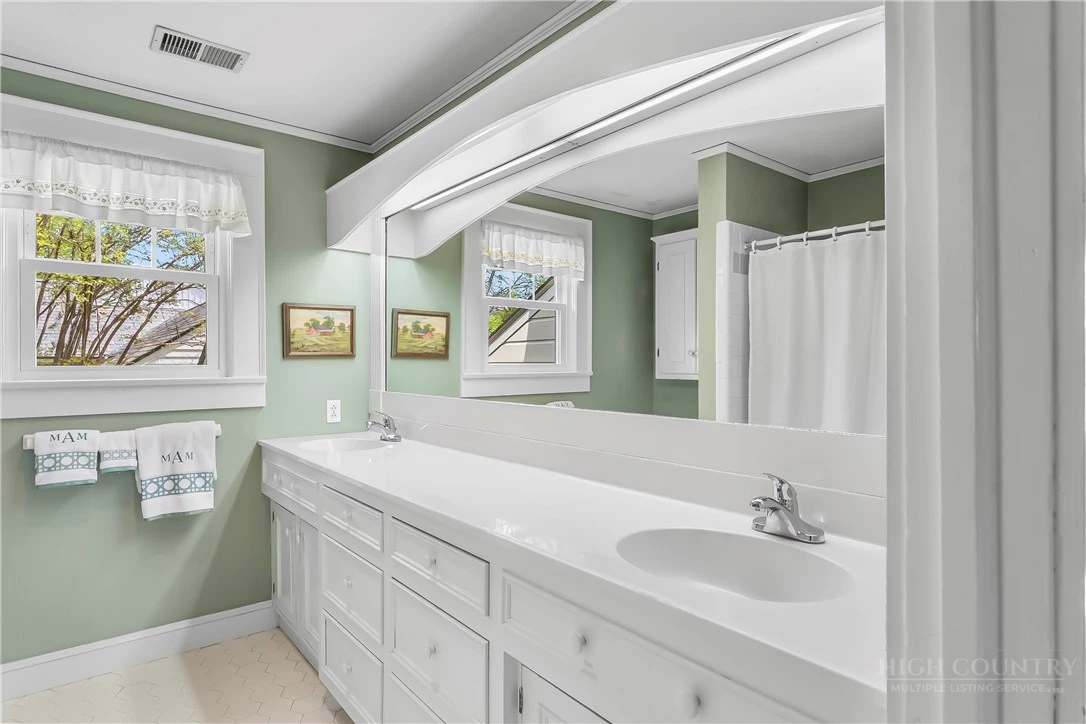 Image number 5 for the current listing