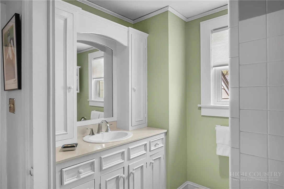 Image number 7 for the current listing