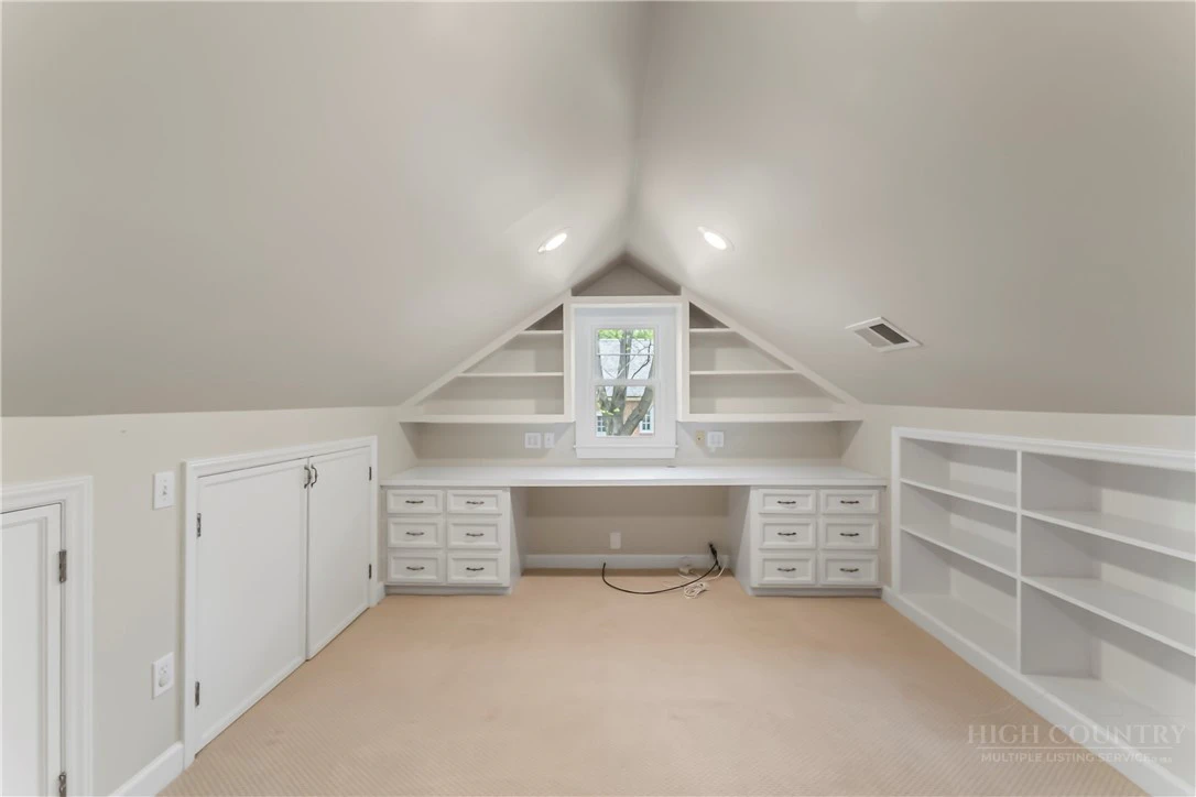Image number 8 for the current listing
