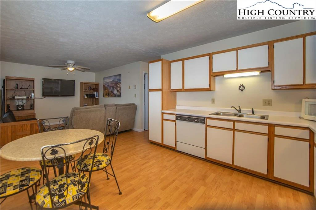 Image number 4 for the current listing