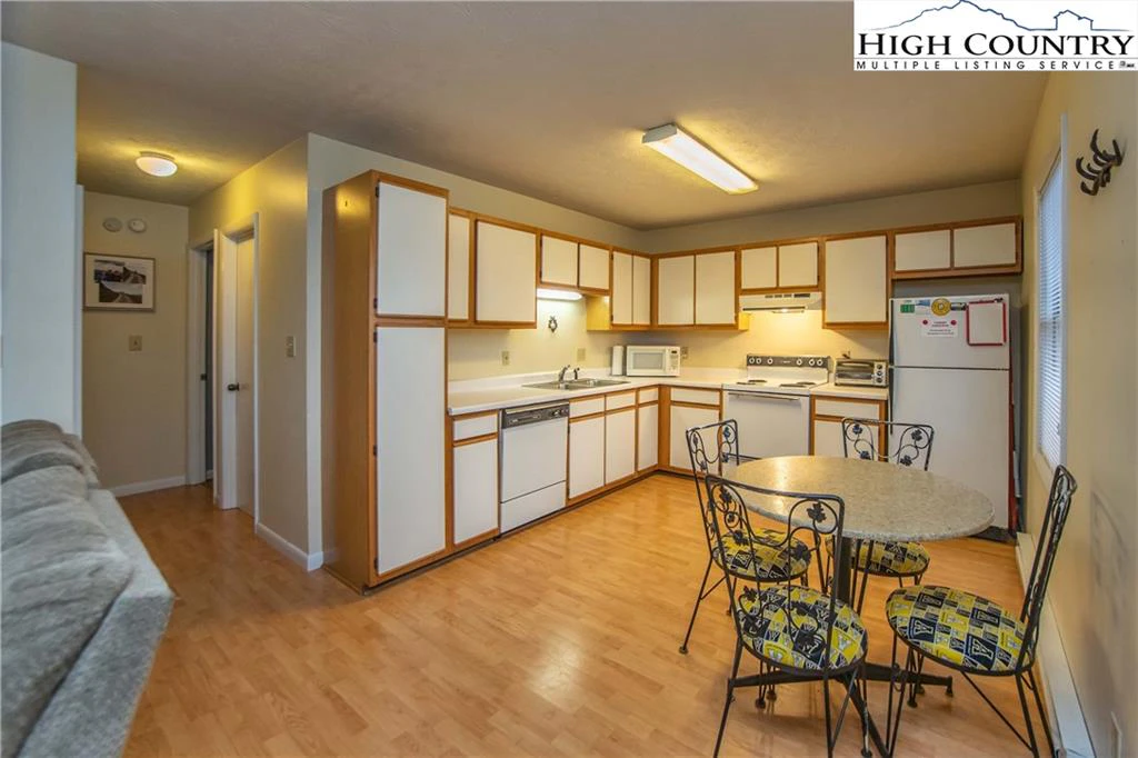 Image number 5 for the current listing
