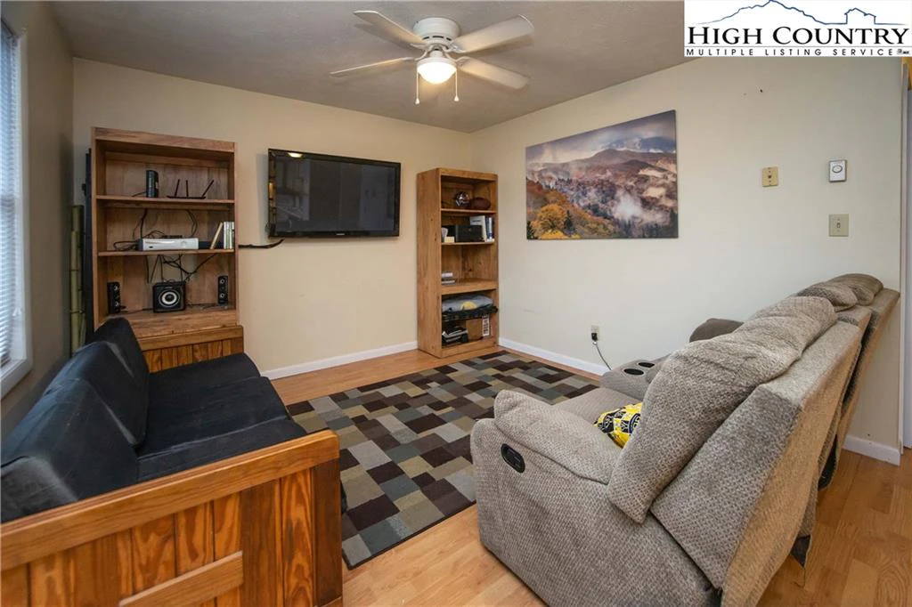 Image number 7 for the current listing