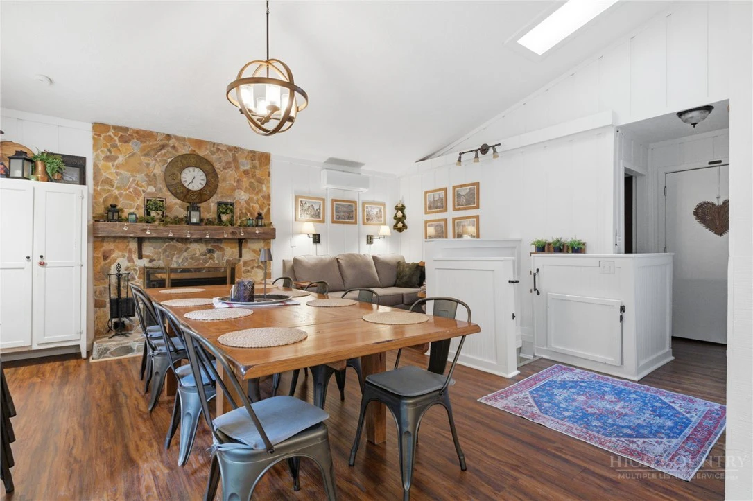 Image number 14 for the current listing