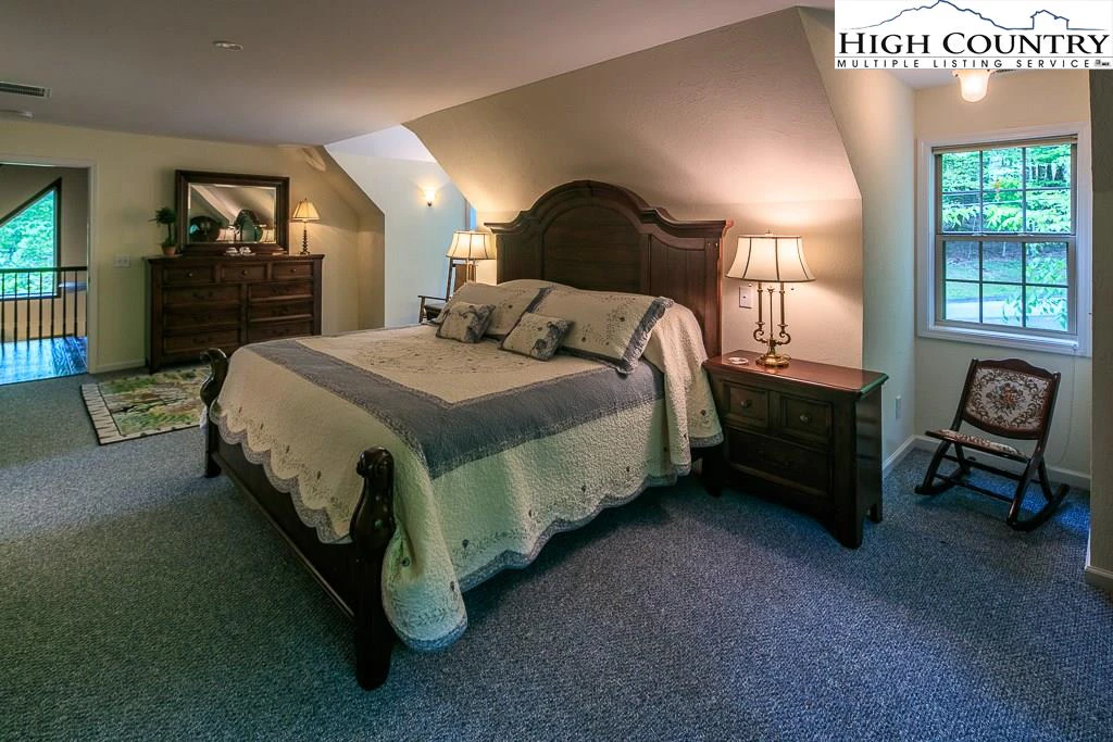 Image number 9 for the current listing