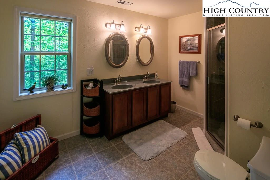 Image number 11 for the current listing