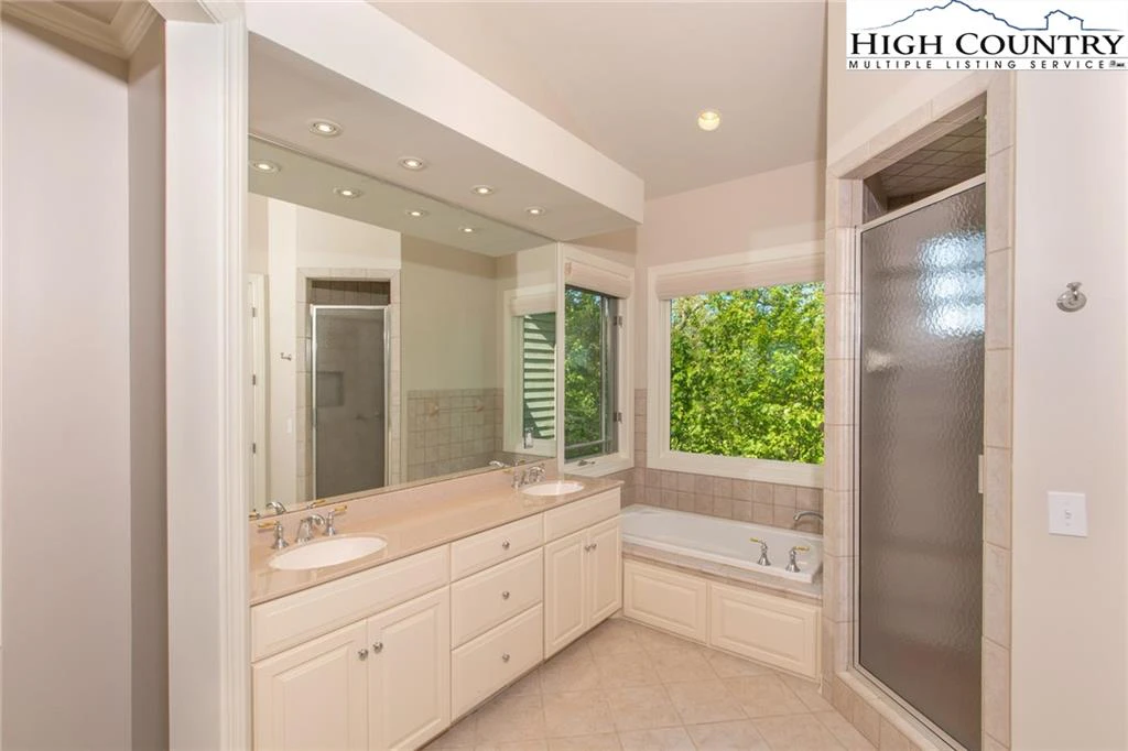 Image number 3 for the current listing