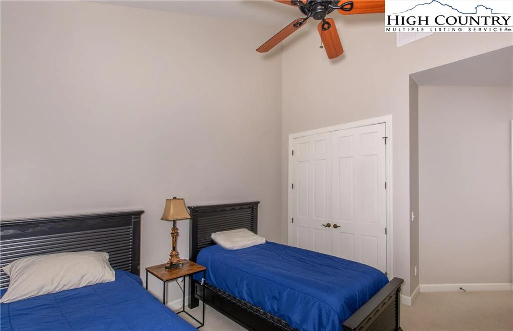 Image number 4 for the current listing