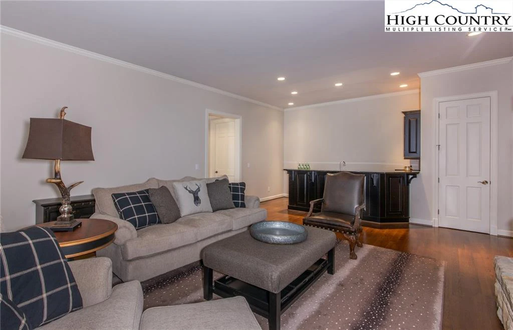 Image number 8 for the current listing