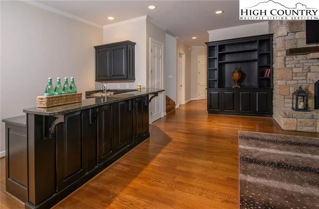 Image number 9 for the current listing