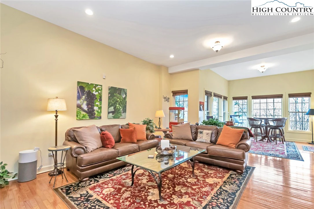 Image number 3 for the current listing