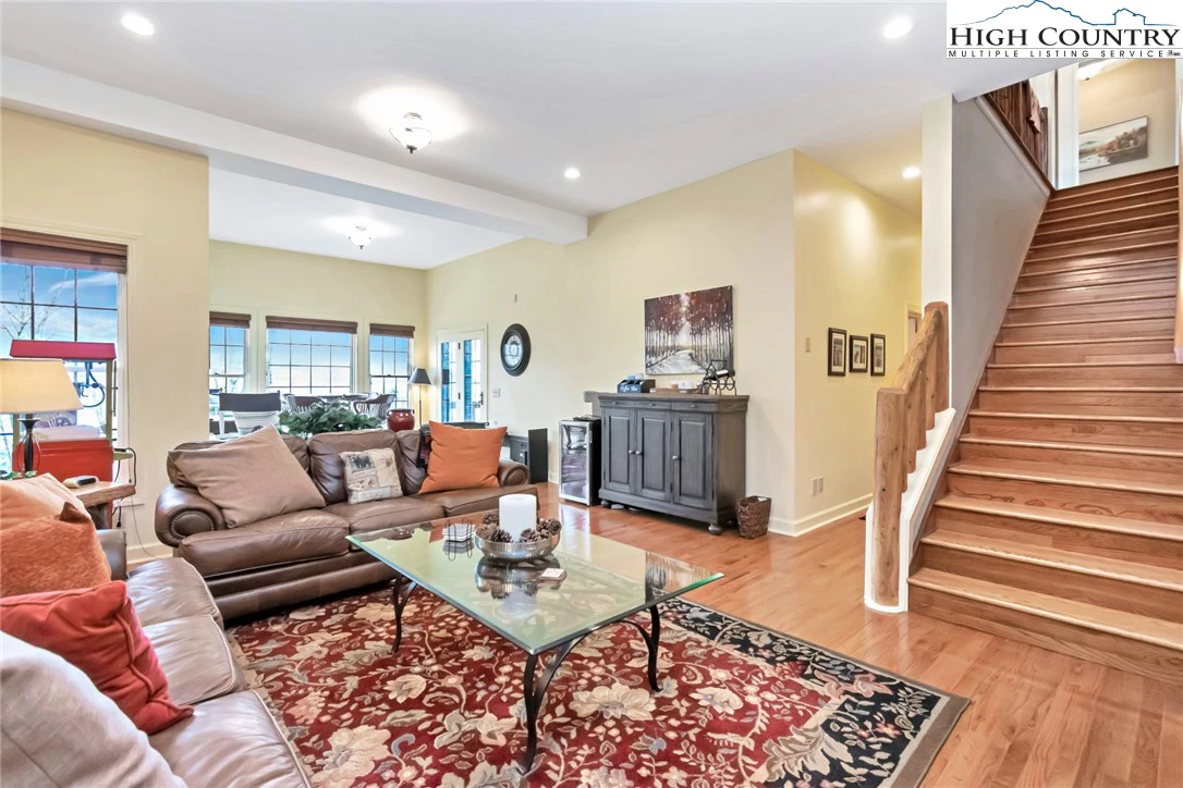Image number 4 for the current listing