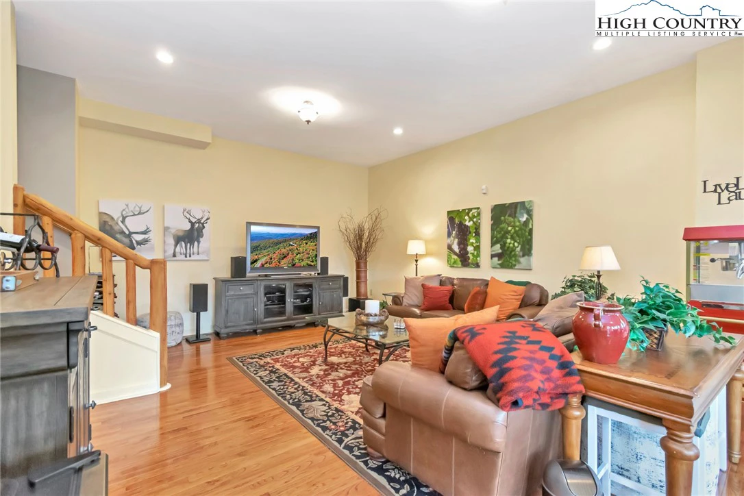 Image number 5 for the current listing
