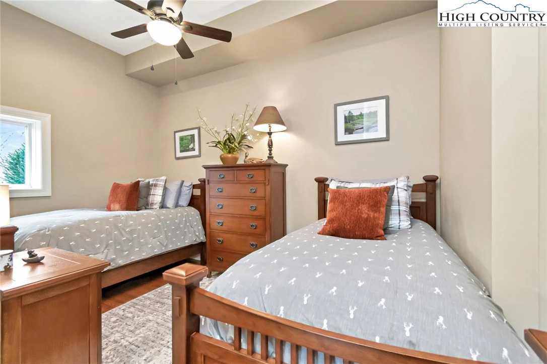 Image number 2 for the current listing