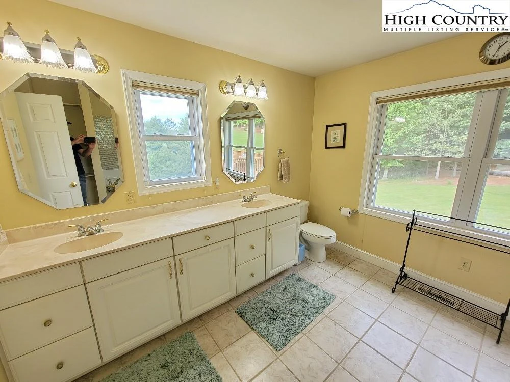 Image number 9 for the current listing