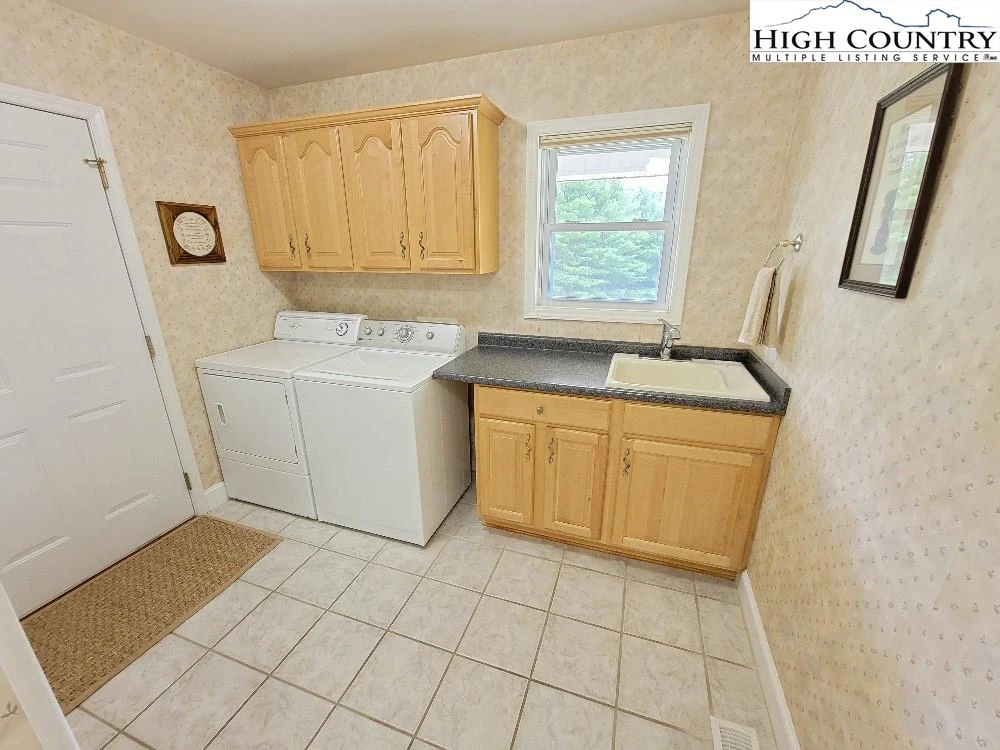 Image number 14 for the current listing