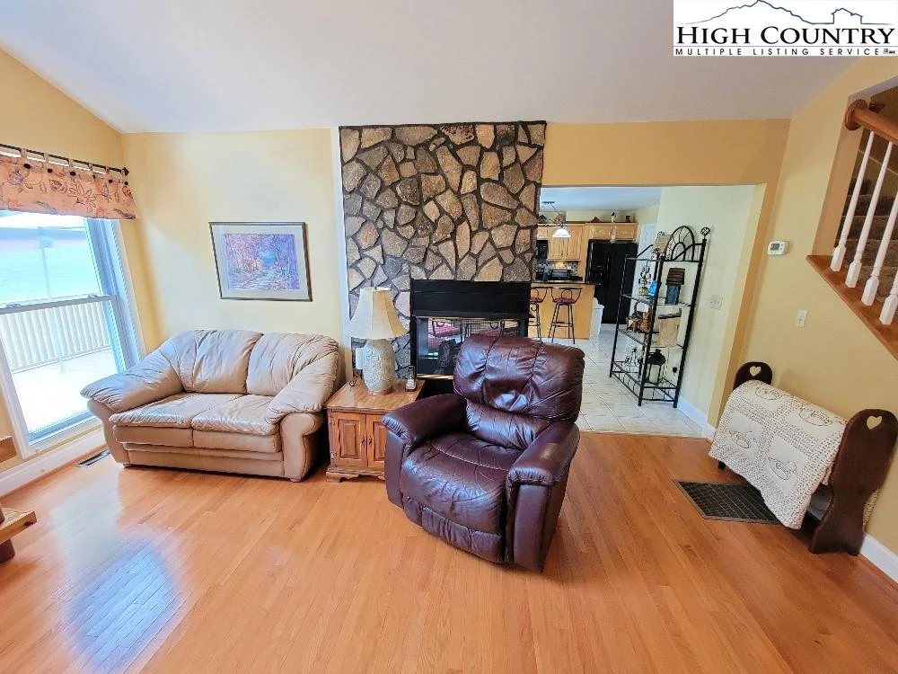 Image number 20 for the current listing