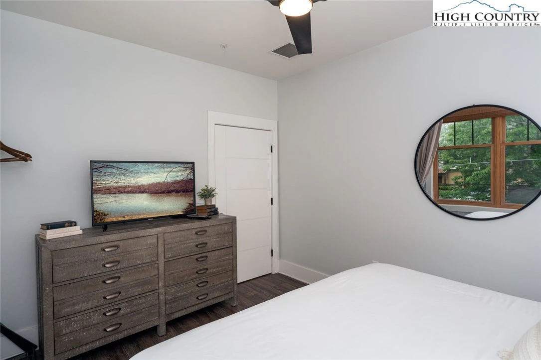Image number 6 for the current listing