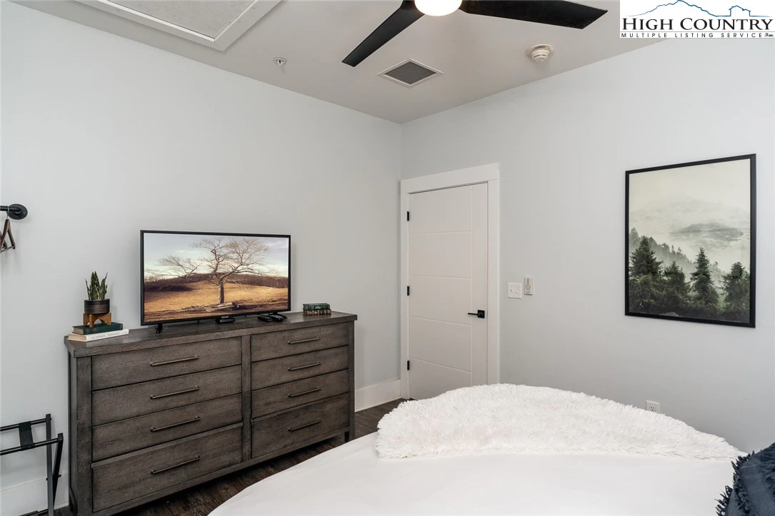 Image number 7 for the current listing