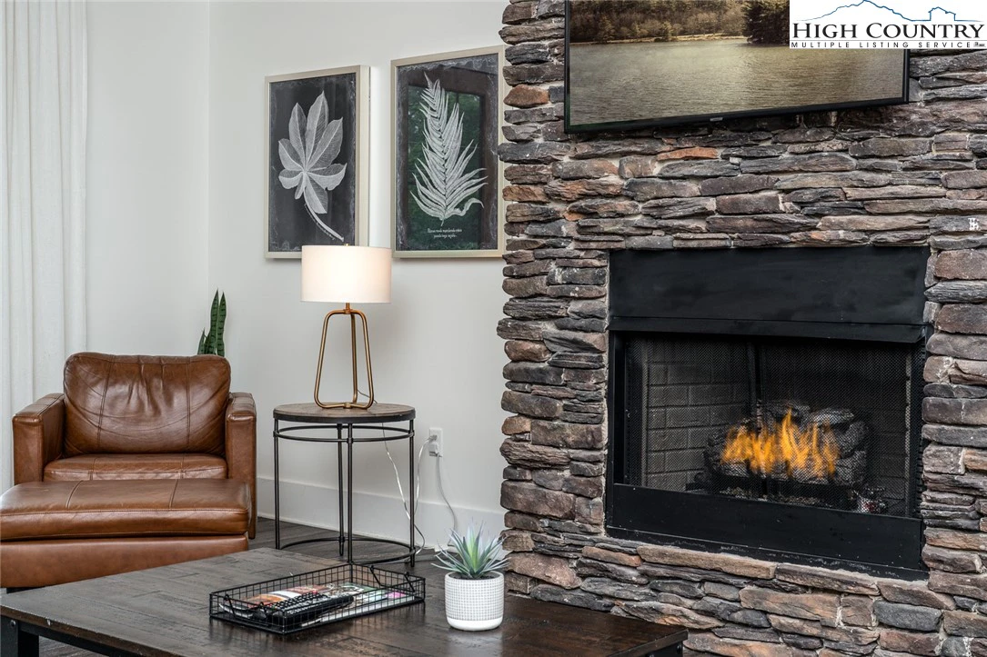 Image number 1 for the current listing