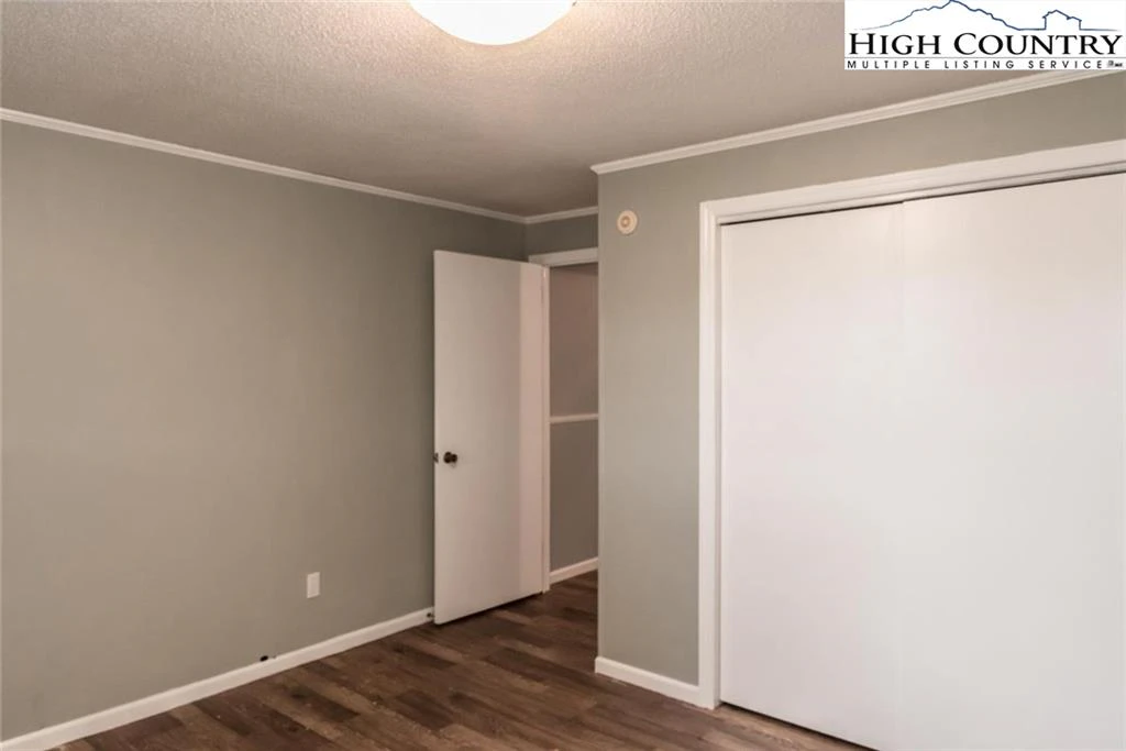 Image number 4 for the current listing