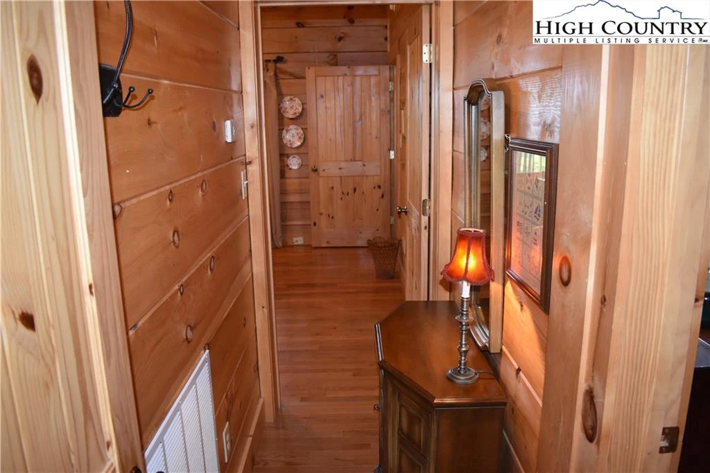 Image number 11 for the current listing