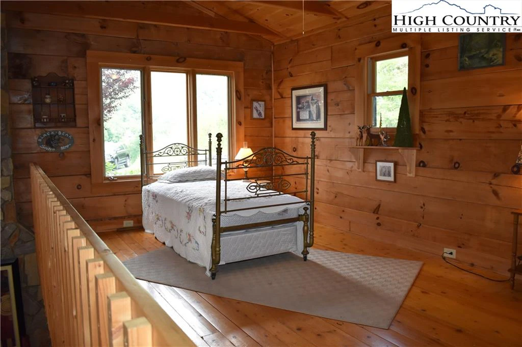 Image number 4 for the current listing