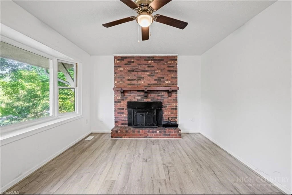 Image number 9 for the current listing