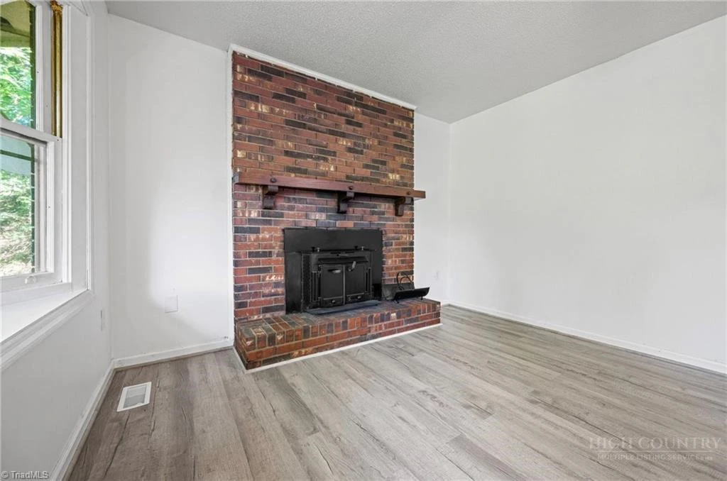 Image number 11 for the current listing