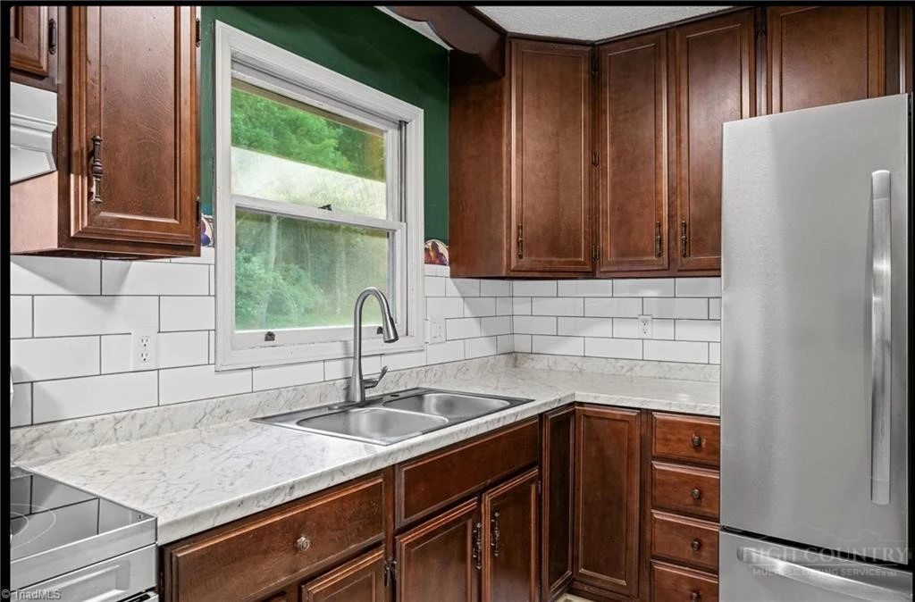 Image number 12 for the current listing