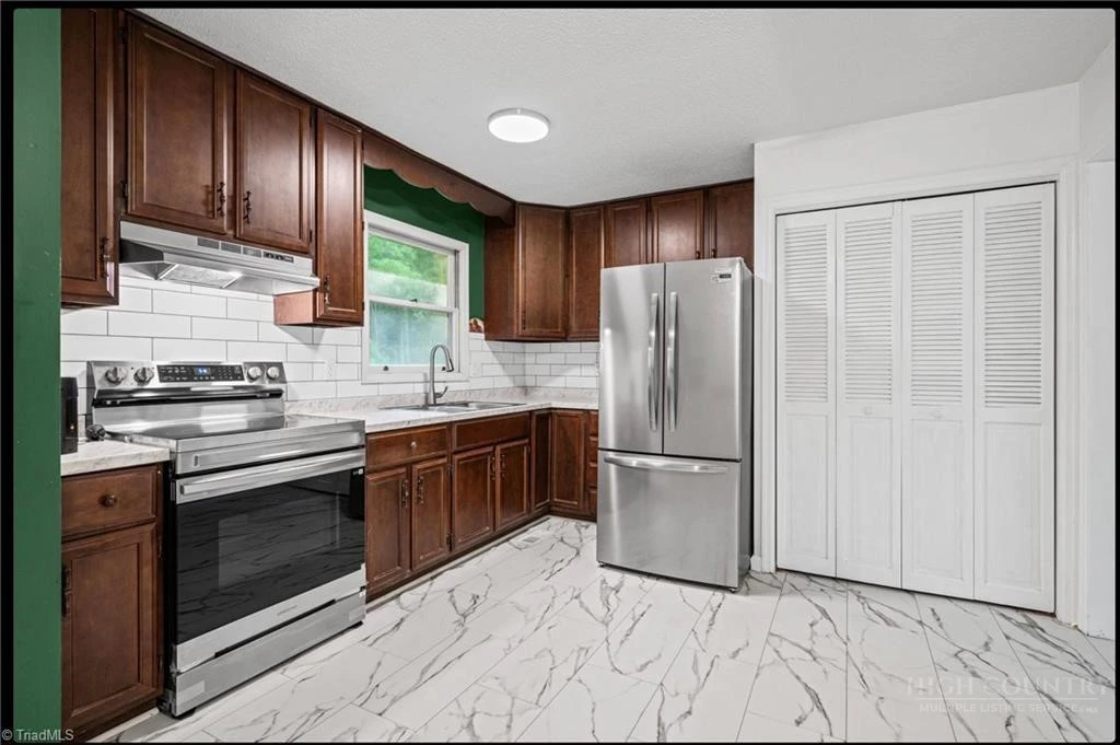 Image number 14 for the current listing