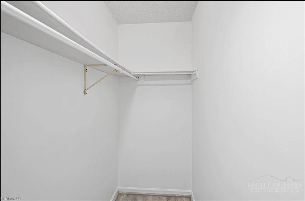 Image number 19 for the current listing